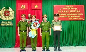 Giám đốc Công an tỉnh khen thưởng hoàn thành chỉ tiêu cấp căn cước cho trẻ dưới 6 tuổi tại huyện Nhơn Trạch