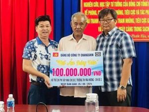 Đảng ủy Công ty TNHH Changshin Việt Nam trao tiền hỗ trợ xây nhà cho đảng viên