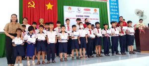 100 học sinh có hoàn cảnh khó khăn được trao học bổng