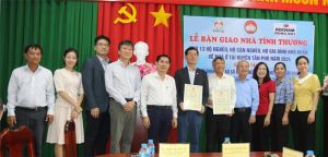 Bàn giao 13 căn nhà tình thương cho hộ nghèo, cận nghèo tại huyện Tân Phú