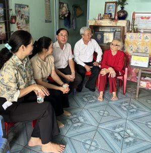 Thăm, tặng quà các Mẹ Việt Nam anh hùng