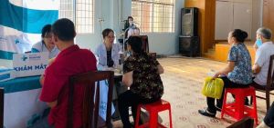 Khám bệnh, phát thuốc, tặng quà cho 500 người dân