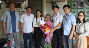 Trao tặng 45 sổ tiết kiệm tình nghĩa cho người có công