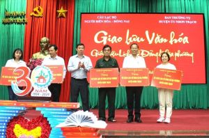 Trao tặng bộ sách lịch sử Đảng bộ huyện Nhơn Trạch