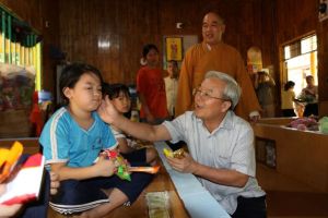 Giúp trẻ mồ côi, hoàn cảnh khó khăn đi học