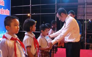 Trao 100 suất học bổng Chắp cánh ước mơ - cùng em đến trường