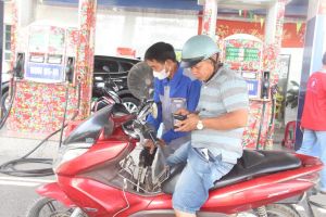 Giá xăng giảm gần 1 ngàn đồng/lít, xăng RON 95 còn 21.673 ngàn đồng/lít