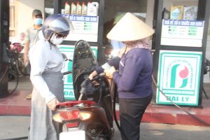 Giá xăng dầu tiếp tục giảm