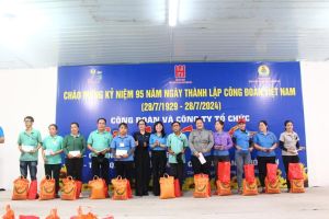 Gần 900 công nhân phấn khởi với bữa cơm nhiều dinh dưỡng