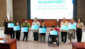Trao vốn hỗ trợ sinh kế và học bổng cho 23 người khuyết tật, trẻ em nạn nhân Dacam/Dioxin