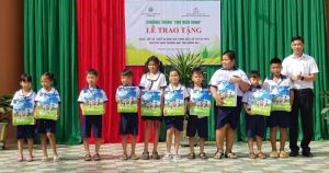 Trao tặng thiết bị giáo dục, tập vở cho thư viện 11 trường tiểu học