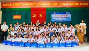 Công ty TNHH Công nghiệp Plus Việt Nam trao tặng 100 suất học bổng cho học sinh có hoàn cảnh khó khăn