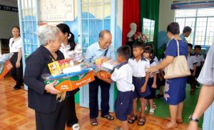 Trao quà cho các em học sinh dân tộc thiểu số nghèo, khó khăn nhân dịp năm học mới