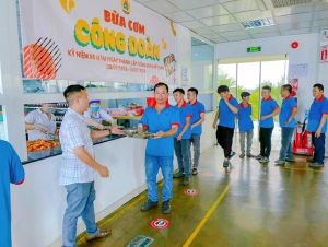Coi trọng chất lượng bữa ăn ca của công nhân