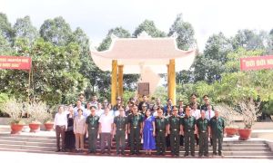 Thiếu tướng Lương Đình Lành và Đỗ Văn Lực dâng hương tại Khu lưu niệm Trường Sĩ quan Lục quân 2