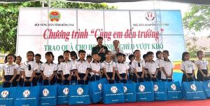 Trao tặng 250 phần quà cho học sinh khó khăn nhân dịp 79 năm Cách mạng tháng Tám, Quốc khánh 2-9