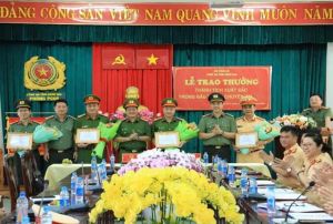 Chủ tịch UBND tỉnh khen thưởng đột xuất các đơn vị tham gia bắt đối tượng cưỡng đoạt tài sản của các chủ ghe đánh cá