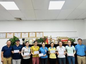 Khen thưởng công nhân có nhiều sáng kiến