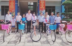 Công đoàn Phòng giao dịch Ngân hàng chính sách huyện Nhơn Trạch tặng xe đạp cho học sinh nghèo