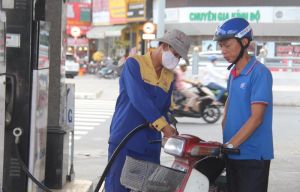 Giá xăng, dầu giảm lần thứ 4 liên tiếp, mức giảm khoảng 1.000 đồng/lít