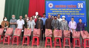 Tặng 500 phần quà, khám bệnh và phát thuốc miễn phí cho hộ dân khó khăn