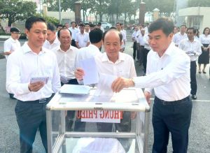Cán bộ, công chức UBND huyện Nhơn Trạch đóng góp ủng hộ người dân miền Bắc sau cơn bão số 3