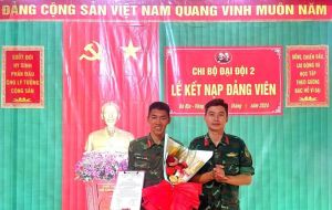 Kết nạp 12 đảng viên mới trên trận địa diễn tập