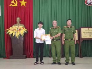 Một thanh niên ở huyện Xuân Lộc được khen thưởng vì dũng cảm bắt cướp