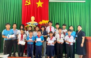 Trao học bổng Tiếp sức đến trường cho 51 em học sinh có hoàn cảnh đặc biệt khó khăn