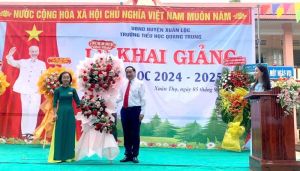 Lãnh đạo Đoàn đại biểu Quốc hội tỉnh dự khai giảng với thầy trò Trường Tiểu học Quang Trung