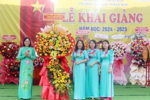 Phó Chủ tịch UBND tỉnh Nguyễn Thị Hoàng dự lễ khai giảng ở Trường tiểu học Trảng Bom