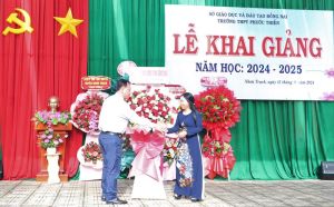 Chủ tịch UBND tỉnh Võ Tấn Đức dự lễ khai giảng năm học mới tại Trường Trung học phổ thông Phước Thiền