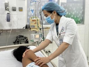 Mạnh thường quân hỗ trợ viện phí cho bệnh nhân bị sét đánh