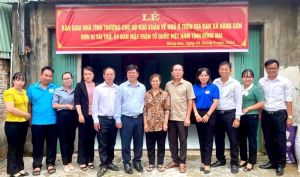 Bàn giao nhà tình thương cho hộ khó khăn