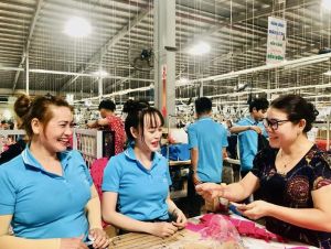 Giúp công nhân bị bệnh hiểm và nghèo và thưởng công nhân có thành tích tích cực trong thi đua sản xuất tại huyện Trảng Bom và huyện Định Quán