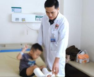 Bé trai 4 tuổi không đi lại được, được bác sĩ phẫu thuật kéo dài gân gót chân