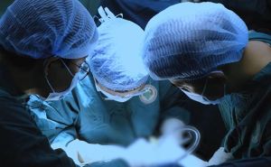 Chuyên gia nước ngoài phẫu thuật thay khớp vai cho ca bệnh khó tại Bệnh viện đại học Y dược Shing Mark