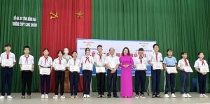 Trao học bổng Cùng các em cắp sách đến trường cho học sinh có hoàn cảnh khó khăn