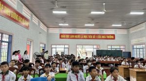 Học sinh học cách phân loại rác, tái chế rác