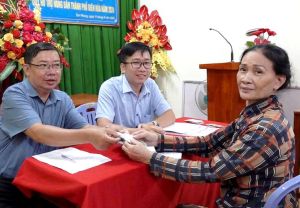 Trao 500 triệu tiền vốn hỗ trợ nông dân phát triển sản xuất