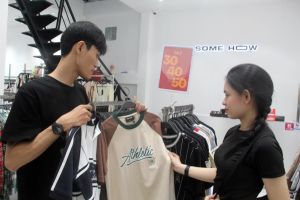 Thời trang Việt tăng kích cầu để cạnh tranh