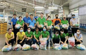 Công nhân phấn khởi khi được Công đoàn tặng quà, thưởng lễ 2-9 cho công nhân lao động