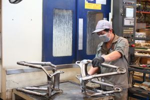 Công nhân thi đua phát huy sáng tạo trong sản xuất