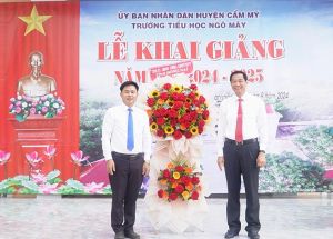Phó Chủ tịch UBND tỉnh Võ Văn Phi dự khai giảng năm học mới tại Trường Tiểu học Ngô Mây