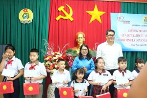 Công đoàn trao 20 suất học bổng cho con công nhân có hoàn cảnh khó khăn