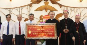 Lãnh đạo tỉnh chúc mừng linh mục Nguyễn Tuấn Anh được bổ nhiệm là Giám mục phụ tá Giáo phận Xuân Lộc