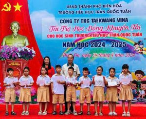 Trao gần 60 suất học bổng cho các em học sinh nhân dịp năm học mới