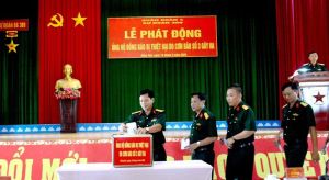 Cán bộ chiến sĩ Sư đoàn 309 ủng hộ đồng bào bão lũ