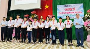 Huyện Cẩm Mỹ: Mô hình sử dụng chế phẩm vi sinh vật bản địa để xử lý mùi hôi ở các nhà vệ sinh trường học cho hiệu quả cao