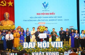 Nghệ sĩ Lê Dương Bảo Lâm (huyện Long Thành) trao tặng 1 tỷ đồng hỗ trợ đồng bào bị bão, lũ